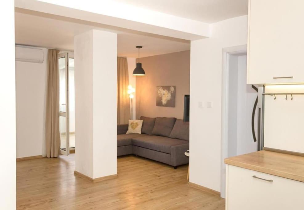 Modern Bright Apartment Close To City Center And Grand Mall Warna Exterior foto