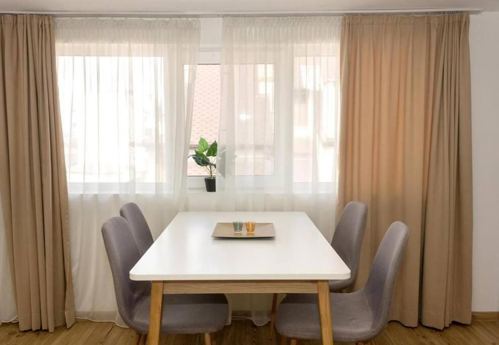 Modern Bright Apartment Close To City Center And Grand Mall Warna Exterior foto