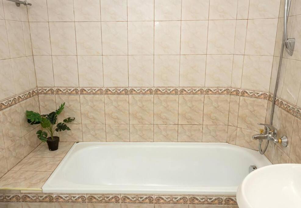 Modern Bright Apartment Close To City Center And Grand Mall Warna Exterior foto