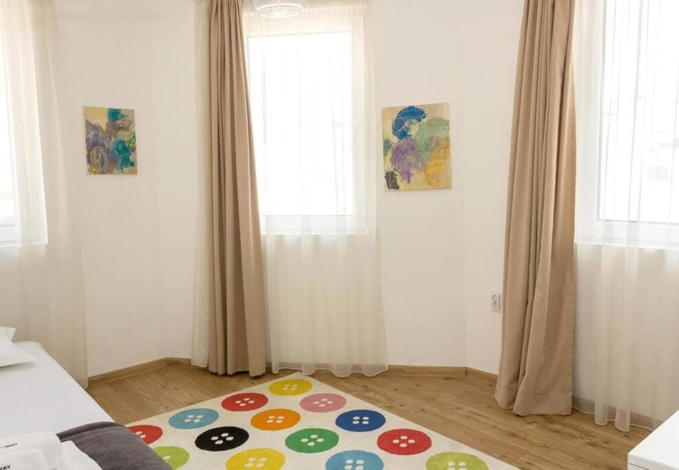Modern Bright Apartment Close To City Center And Grand Mall Warna Exterior foto