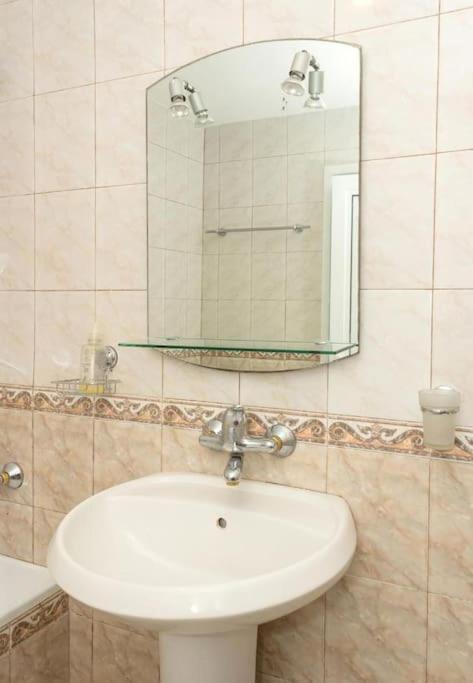 Modern Bright Apartment Close To City Center And Grand Mall Warna Exterior foto